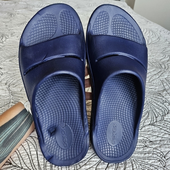 VGUC OOFOS Ooahh Recovery Slide Sandals Deep Navy Comfort Unisex M8 W10 - Picture 11 of 14